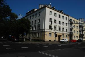 ワルシャワにあるApartament - Chelmskaの通角白い建物