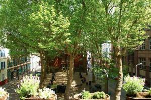 ロンドンにあるChancery Laneの鉢植えの木々と花々が並ぶ街道