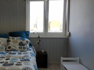 カマリーニャスにあるA CARAMIÑAのベッドルーム1室(ベッド1台、窓2つ付)