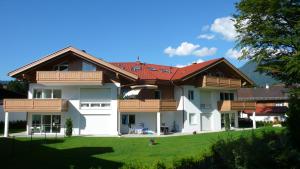 ガルミッシュ・パルテンキルヒェンにあるApartment Garmischの赤屋根の大白屋敷