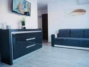 sala de estar con sofá y sofá azul en Ravel, en Alicante