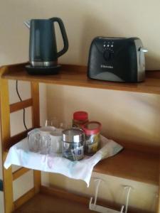 Al lado في قرطبة: رف به قدور ومقالي ومحمصة