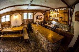 eine Küche mit einer Theke und einem Tisch in einem Zimmer in der Unterkunft Agroturystyka Kapellanka - Kraina Wygasłych Wulkanów in Wojcieszów