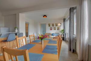 een eetkamer en een woonkamer met een tafel en stoelen bij Au Berceau des Cigognes in Sélestat