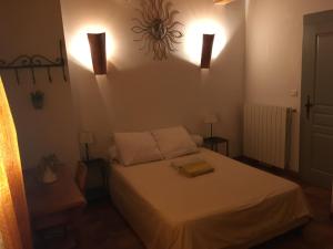 ein Schlafzimmer mit einem Bett mit zwei Handtüchern darauf in der Unterkunft Mas de Rey in Rognonas