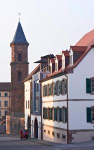 HornbachにあるLösch für Freundeの時計塔のある建物