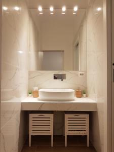 y baño con lavabo y espejo. en Milano Navigli Apartment - Via Savona, en Milán
