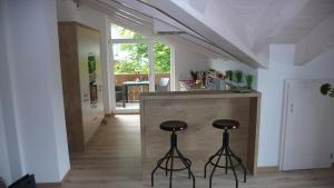 una cocina con dos taburetes en un mostrador en Apartment Partenkirchen, en Garmisch-Partenkirchen