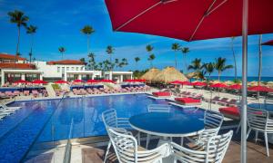 vista para a piscina no resort em Royalton Bavaro, An Autograph Collection All-Inclusive Resort & Casino em Punta Cana
