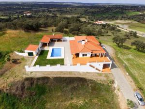 uma vista aérea de uma casa com um telhado laranja em Villa do Outeiro em Figueira e Barros