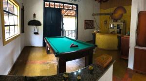 Una sala de estar con una mesa de billar. en Pousada Rancho Flores, en Caeté