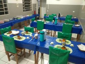 a group of blue tables with plates of food on them at Hotel Triunfo in Londrina
