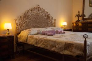ナポリにあるMaman Suite, city center near Molo Beverelloのベッドルーム1室(大型ベッド1台、ランプ2つ付)