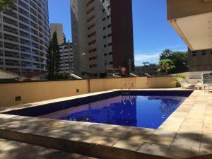 uma piscina no telhado de um edifício em Apartamento New Life em Fortaleza
