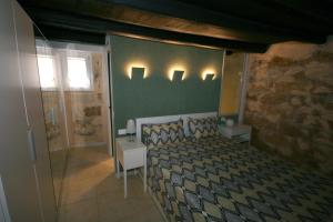 1 dormitorio con cama y pared verde en Home sotto l'Arco en Palermo