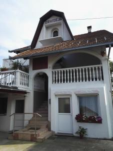Casa bianca con porta bianca e balcone di Prenociste Orhideja a Odžak