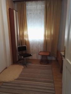 una camera con una sedia e una finestra di Prenociste Orhideja a Odžak