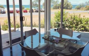 A restaurant or other place to eat at ArtHOUSE Beachfront Accommodation