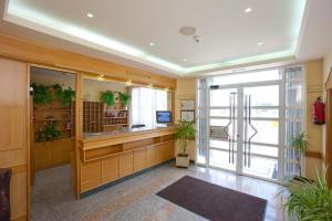 TV a/nebo společenská místnost v ubytování Hotel Río Cabia