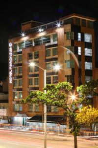 un edificio con luces de la calle frente a un edificio en Hotel Parque 63, en Bogotá