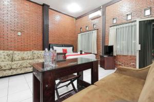 Χώρος καθιστικού στο RedDoorz @ Cilandak Timur