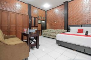 Säng eller sängar i ett rum på RedDoorz @ Cilandak Timur