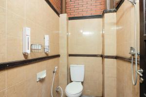 Ένα μπάνιο στο RedDoorz @ Cilandak Timur
