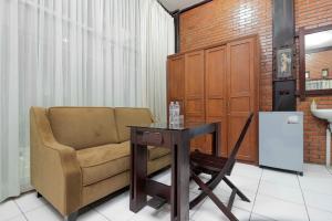 Η κουζίνα ή μικρή κουζίνα στο RedDoorz @ Cilandak Timur