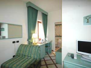 Televízia a/alebo spoločenská miestnosť v ubytovaní Residence Villaggio Verde