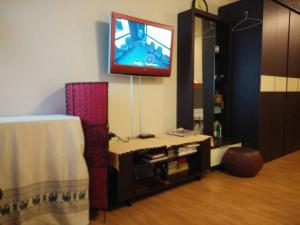 Ban Bang Phang的住宿－因帕科特附近翻新客房公寓，客厅的墙上配有电视