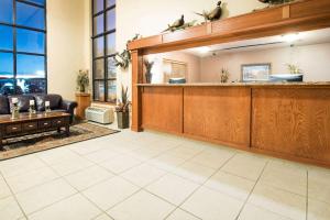 a lobby with a reception desk and a waiting room at Howard Johnson by Wyndham Oacoma Hotel & Suites in Oacoma