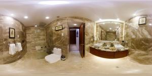حمام في Hotel David
