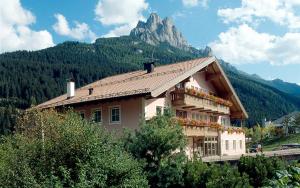 Foto de la galería de Hotel Villa Mozart en Pozza di Fassa