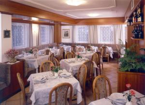 A restaurant or other place to eat at Hotel Villa Mozart