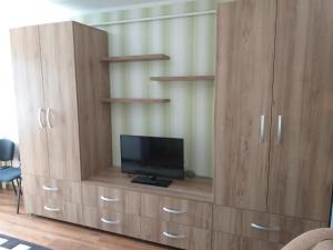 ein großes hölzernes Entertainment-Center mit TV drauf in der Unterkunft Geo Apartament in Iaşi