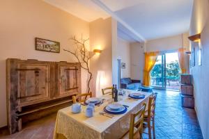 a dining room with a table with chairs and a fireplace at Tenuta Valdelmelo in Castiglione della Pescaia