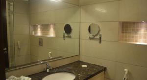 Bilik mandi di Lemon Tree Hotel Candolim
