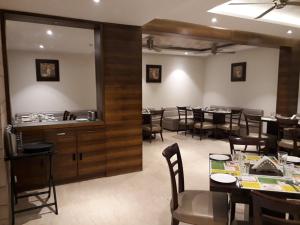 Restoran atau tempat lain untuk makan di Lemon Tree Hotel Candolim