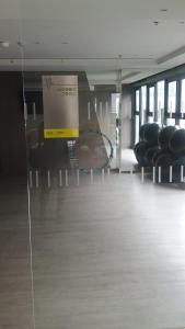 una puerta de cristal en una habitación con sillas negras en The BASE Central Pattaya by NKL, en Pattaya central 41 fotos más