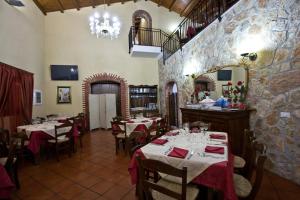 een restaurant met tafels en stoelen in een kamer bij Casale Del Golfo in Castellammare del Golfo