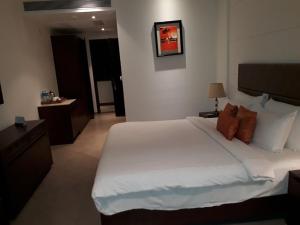 Katil atau katil-katil dalam bilik di Lemon Tree Hotel Candolim