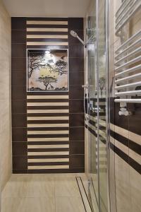 Ένα μπάνιο στο Apartament Komfort z jacuzzi przy Parku Zdrojowym