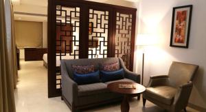 Ruang duduk di Lemon Tree Hotel Candolim