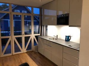 Køkken eller tekøkken på Vakarų apartamentai