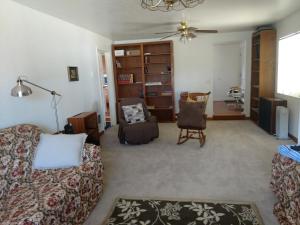 un soggiorno con divano e sedia di Lakeside Hostel & Guest House a Crescent City