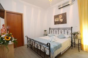 サン・レオーネにあるB&B Villa Maiolicaのベッドルーム1室(青と白のベッドカバー付)