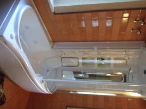 um WC com a tampa aberta numa casa de banho em B&B Casacasina em Monzambano