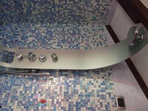 a bath tub in a bathroom with a tiled floor at B&B Casacasina in Monzambano