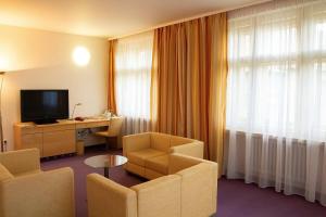 Televízia a/alebo spoločenská miestnosť v ubytovaní Hotel DAP