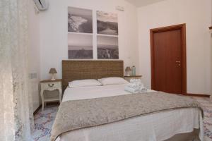 サン・レオーネにあるB&B Villa Maiolicaのベッドルーム1室(大型ベッド1台付)